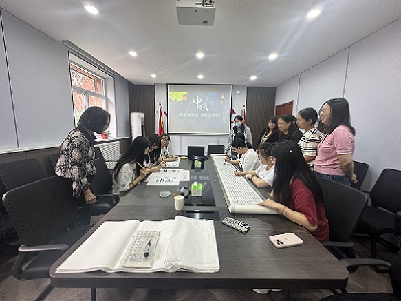 七分公司机关中秋书法活动1.jpg 七分公司机关中秋书法活动1.jpg